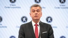 Pavel Blažek na své tiskové konferenci po jednání vlády, kde se řešil sporný miliardový dar ministerstvu spravedlnosti od trestaného obchodníka s drogami