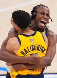 Aaron Nesmith z Indiany objímá spoluhráče Tyrese Haliburtona